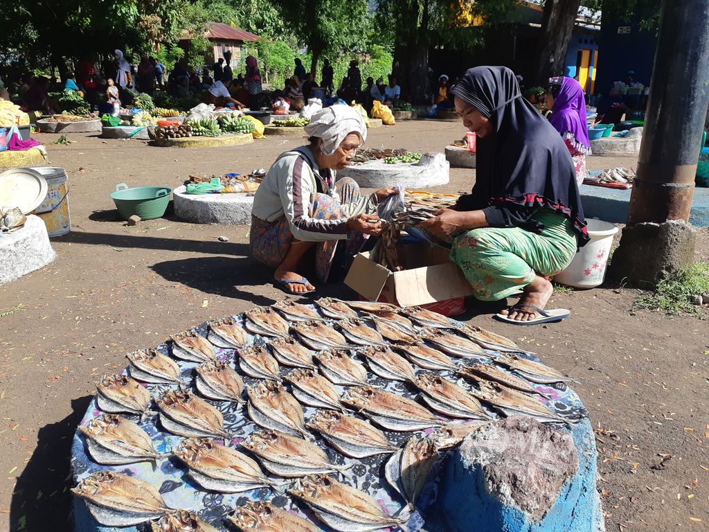 Hasil laut yang ditawarkan di pasar barter Desa Wulandoni, Kecamatan Wulandoni, Kabupaten Lembata, Nusa Tenggara Timur, pada Sabtu (28/1/2023). Jumlah pengunjung pasar itu mencapai 300 orang.