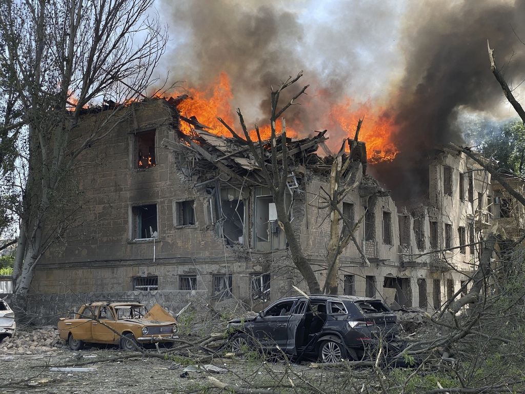 Foto yang disediakan oleh Badan Tanggap Darurat Pemerintah Ukraina ini memperlihatkan api melahap gedung poliklinik yang hancur akibat serangan Rusia di Dnipro, Ukraina, Jumat (26/5/2023). 