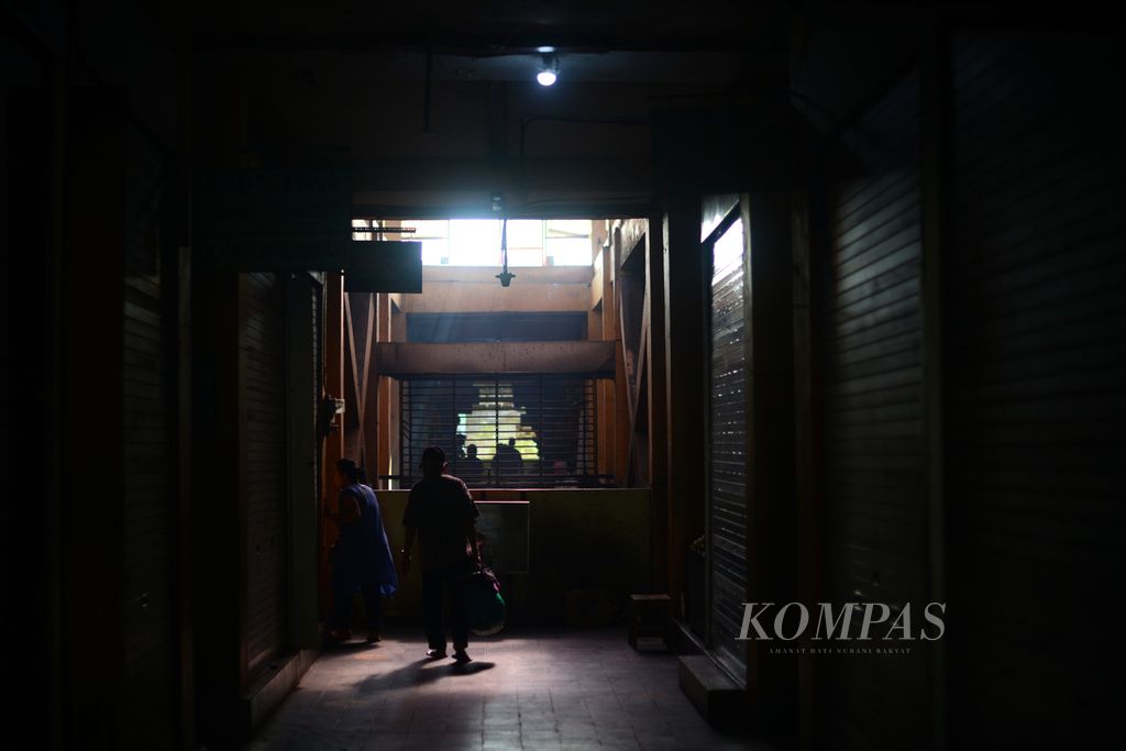 Pasutri lansia menyusuri lorong di Pasar Beringharjo, Yogyakarta, Kamis (1/2/2024) pagi.
