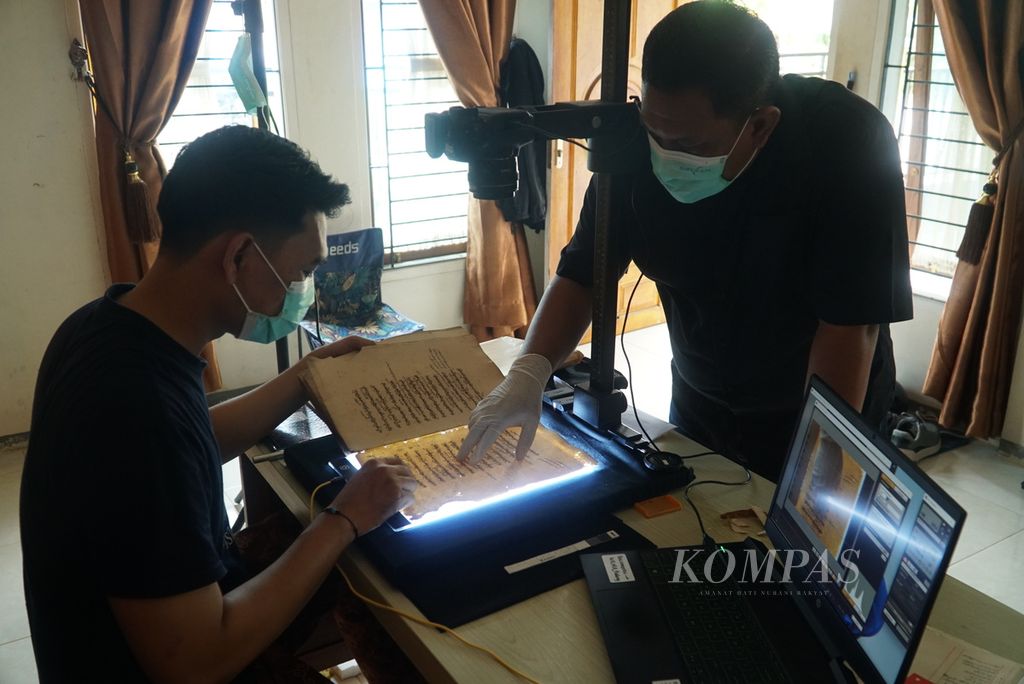 Pegiat konservasi naskah kuno melakukan digitalisasi manuskrip peninggalan Syekh Abdul Latif Syakur (1882-1963) asal Nagari Balai Gurah, Agam, di Padang, Sumatera Barat, Selasa (18/7/2023). 