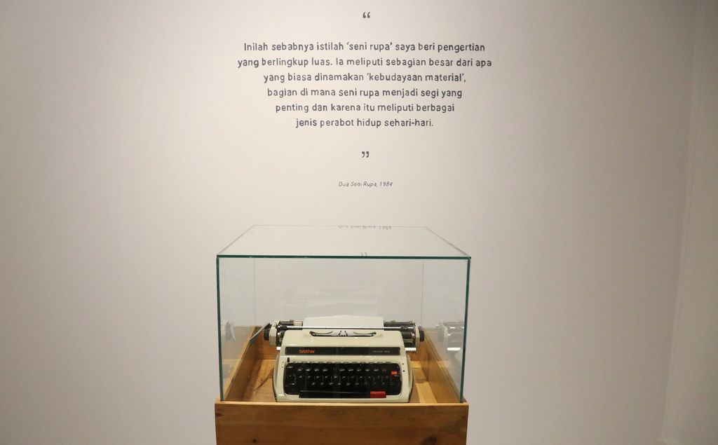 Mesin tik yang digunakan Sanento Yuliman untuk menulis esai, kritik seni, surat-surat, dan puisi. 