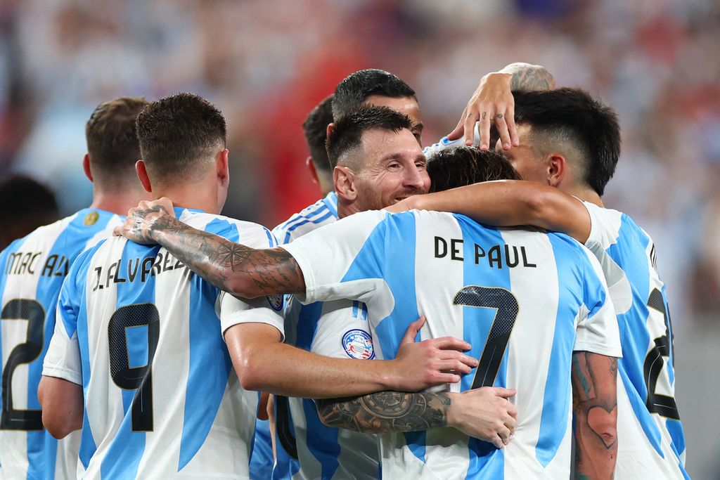 Penyerang Argentina, Lionel Messi, merayakan gol ke gawang Kanada bersama rekan-rekannya pada laga semifinal Copa America 2024 di New Jersey, AS, Rabu (10/7/2024) pagi WIB. Argentina melaju ke final dengan kemenangan 2-0. 