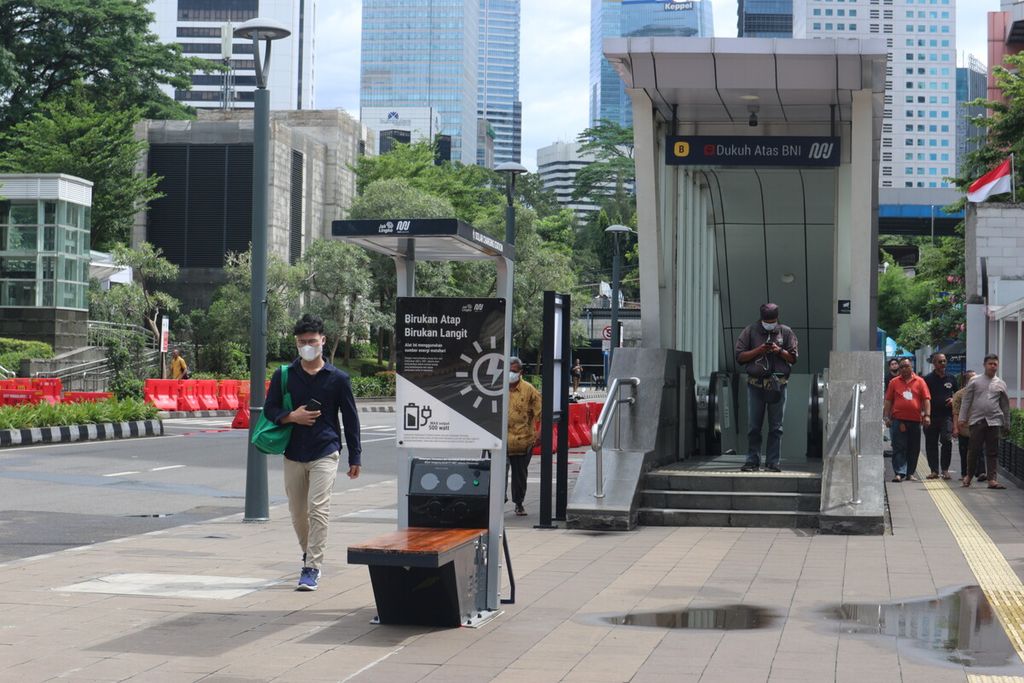 Suasana di sekitar stasiun pengisian daya bertenaga surya di Transit Oriented Development atau TOD Stasiun MRT Dukuh Atas BNI, Jakarta Pusat, Jumat (11/11/2022). 