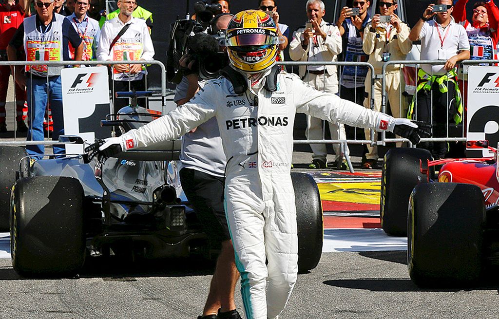 Pebalap Inggris  di tim Mercedes, Lewis Hamilton, merayakan kemenangannya dalam balapan Formula 1 Grand Prix Italia di Sirkuit Monza, Minggu (3/9). Kemenangan itu membawa Hamilton ke puncak klasemen sementara.