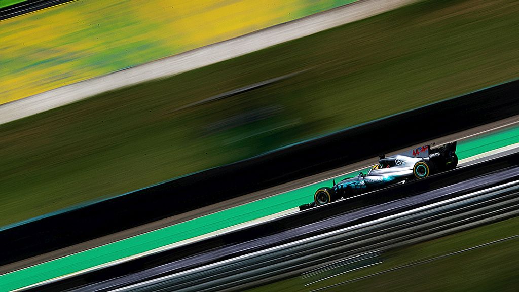 Pebalap tim Mercedes, Lewis Hamilton (Inggris), memacu mobilnya saat tampil pada Grand Prix Formula 1 Brasil di Sirkuit Autodromo Jose Carlos Pace, Sao Paulo, Brasil, Minggu (12/11). Hamilton mengkritik peraturan pembatasan tiga mesin yang dipakai dalam semusim mulai tahun 2018.