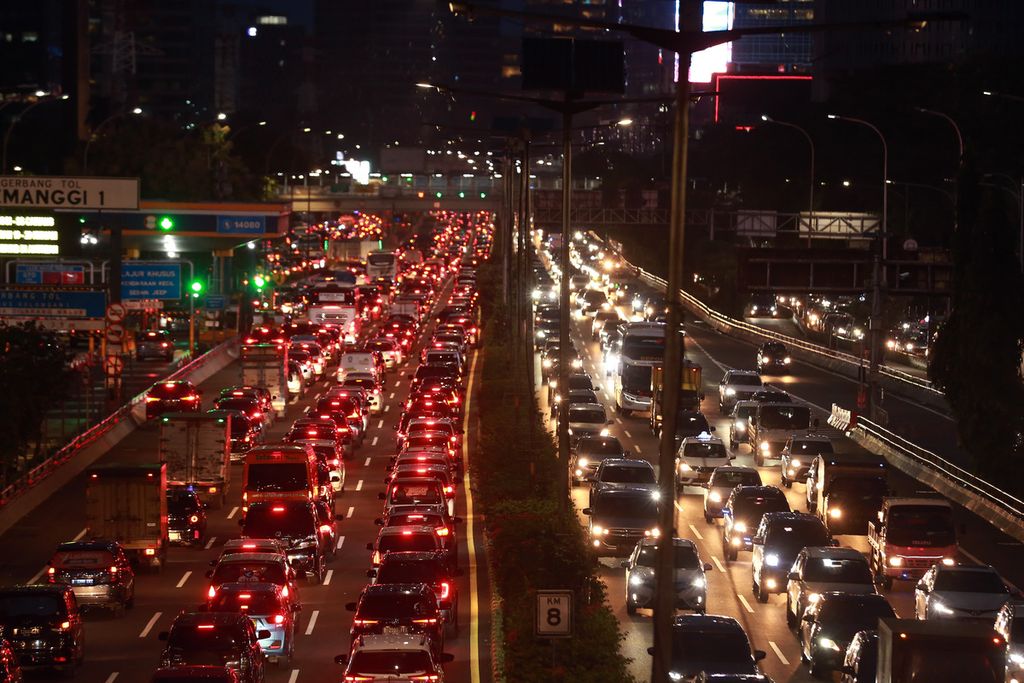 Kemacetan terjadi di dua ruas jalan tol semanggi, Jakarta Pusat, Senin (24/10/2022). Lajur kiri mengarah ke Pancoran dan lajur kanan mengarah ke Slipi, Kemanggisan. 
