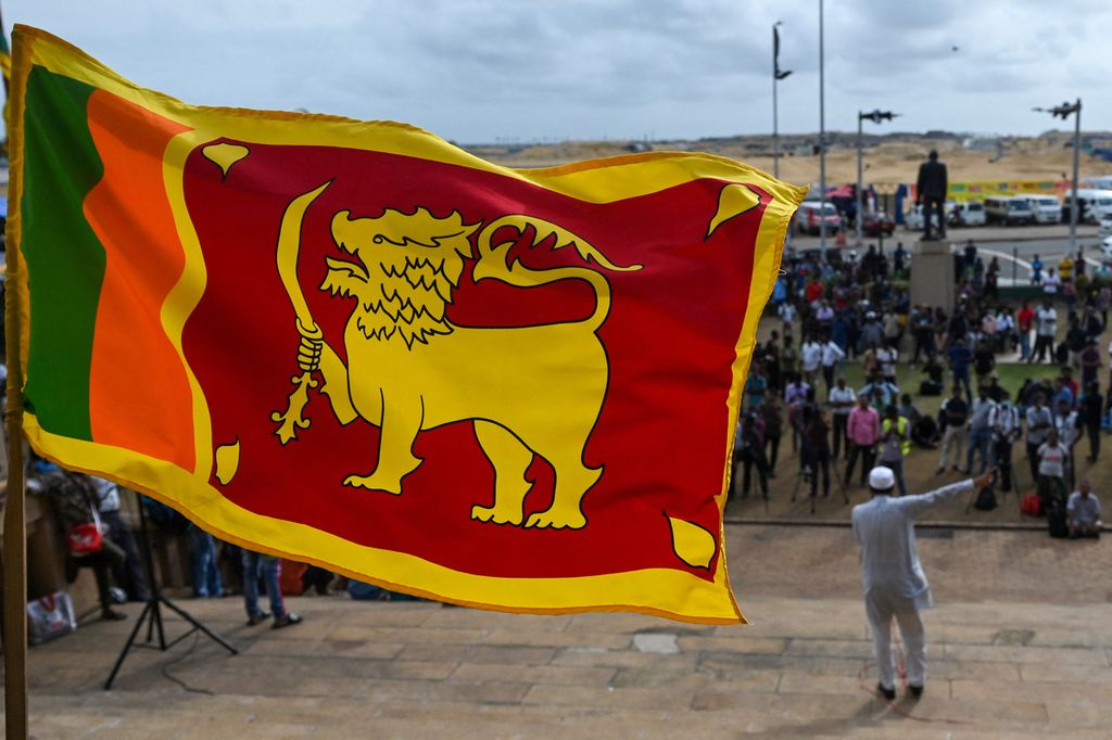 Pengunjuk rasa berdemonstrasi menentang pencalonan Ranil Wickremesinghe sebagai presiden Sri Lanka di depan Sekretariat Presiden di Colombo, 20 Juli 2022. 