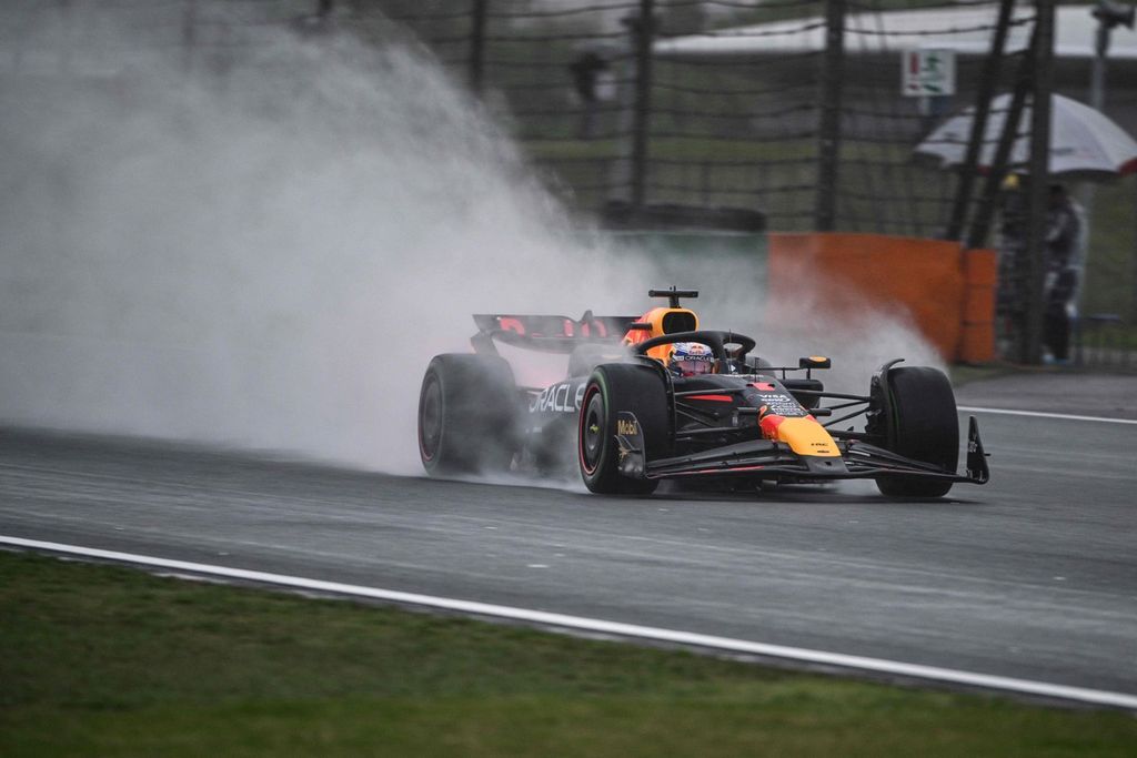 Pebalap Red Bull, Max Verstappen, memacu mobilnya di lintasan yang basah karena diguyur hujan pada kualifikasi sprint balap Formula 1 seri China di Shanghai, Jumat (19/4/2024). 