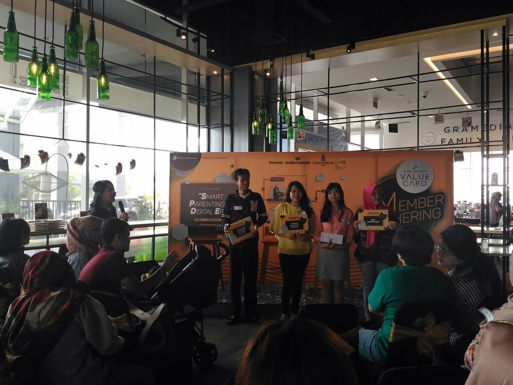 Kompas Gramedia Value Card (KGVC) mengadakan acara diskusi dengan tema ”Smart Parenting in Digital Era”, di Tangerang, Banten. Acara dihadiri para anggota dari 13 unit bisnis, yaitu Gramedia, Group Hotel Santika & Resorts, <i>Kompas</i>, <i>The Jakarta Post</i>, <i>Kontan</i>, Klub Bobo, Klub Nova, <i>Warta Kota</i>, tabloid<i> Bola, </i>Kompasiana, Elti, <i>Hai Miiko</i>, dan Universitas Multimedia Nusantara.