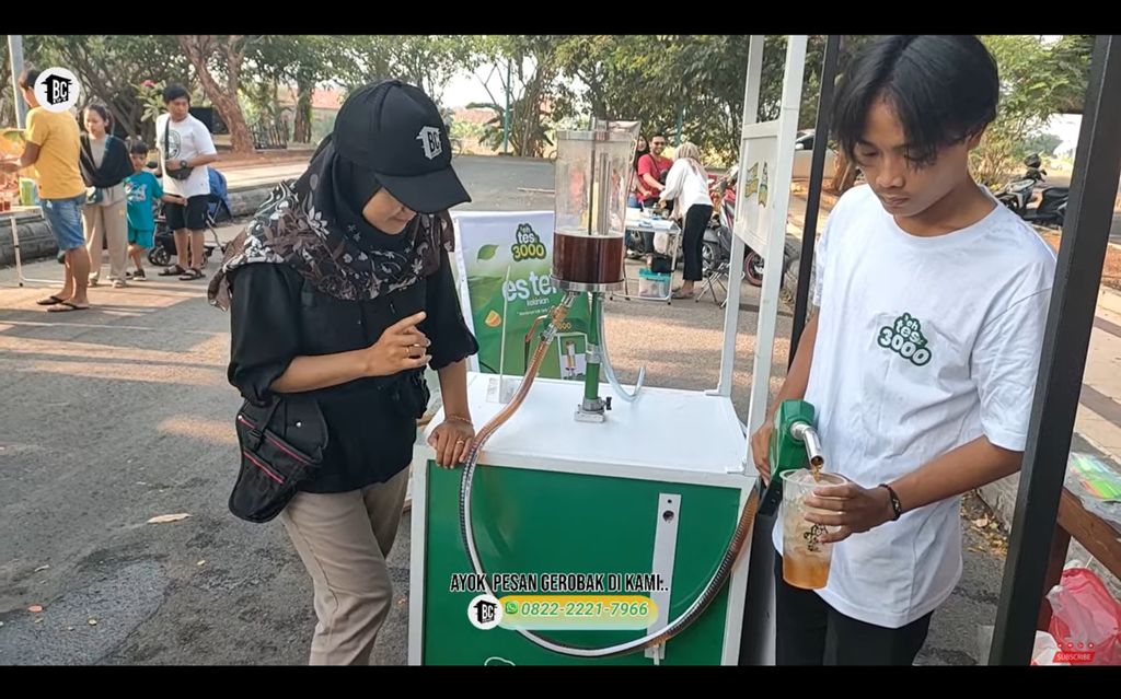 Tangkapan layar pom mini es teh yang terinspirasi dari dispenser atau mesin penyaji konvensional bensin buatan Booth Container Indonesia di Kabupaten Kudus, Jawa Tengah.