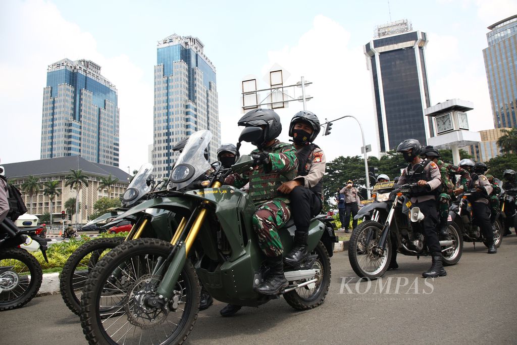 Patroli bermotor oleh personel TNI-Polri untuk mengamankan pelaksanaan peringatan Hari Buruh, di Jakarta, Sabtu (1/5/2021). 