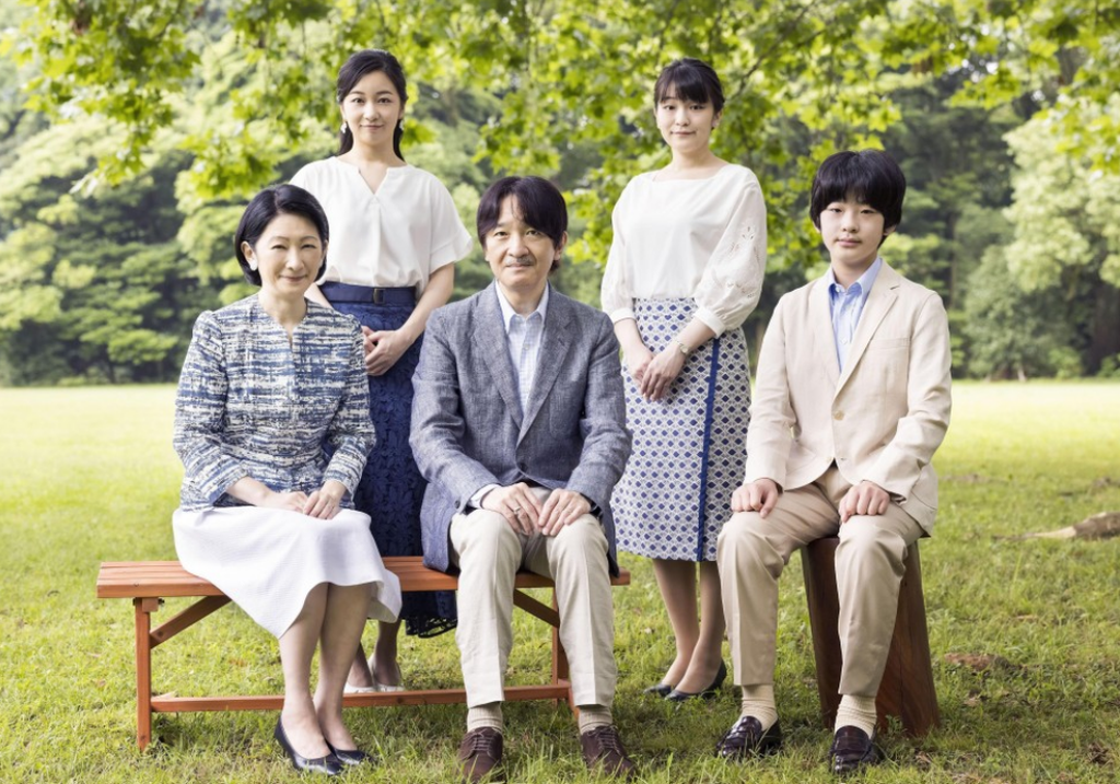 Dalam foto pada 11 Juli 2021 ini terlihat Pangeran Hisahito (kanan) bersama keluarganya di kediaman resmi mereka, Keraton Akasaka di Tokyo, Jepang. Ayah Hisahito, Fumihito (tengah), merupakan putra mahkota kekaisaran Jepang. Karena itu, Hisahito berada di urutan kedua daftar ahli waris tahkta Kekaisaran Jepang.