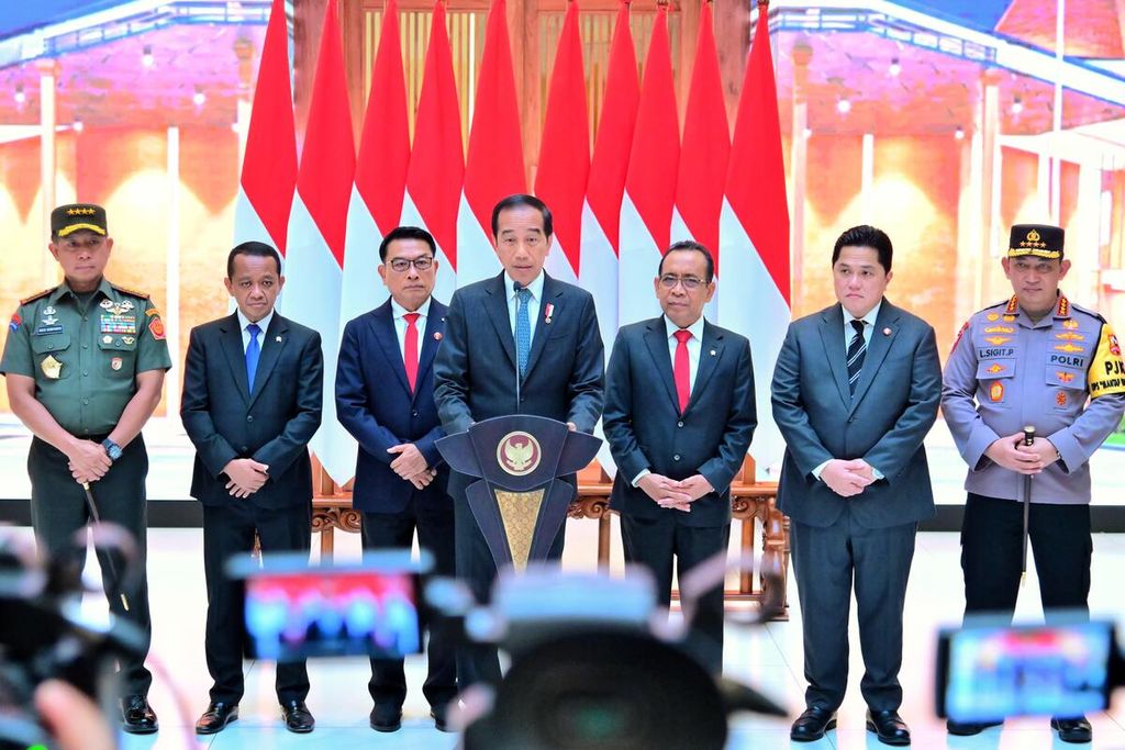 Presiden Joko Widodo bersama delegasi terbatas memberikan keterangan pers pada Selasa (9/1/2024) sebelum memulai rangkaian kunjungan ke tiga negara di Asia Tenggara (ASEAN), yaitu Filipina, Vietnam, dan Brunei Darussalam. Kunjungan tersebut merupakan kunjungan balasan setelah kunjungan terakhir lima tahun lalu.