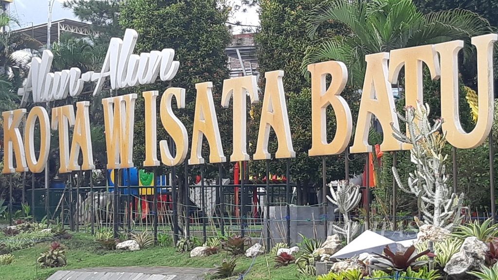 Suasana Alun-alun Kota Batu, Jawa Timur, dibidik lensa pada akhir Desember 2021.