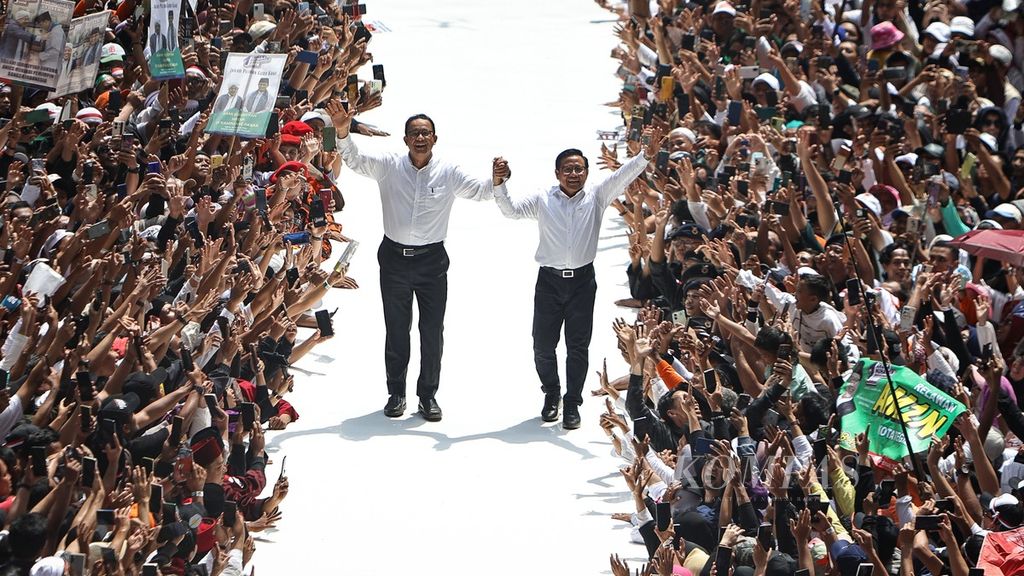 Pasangan capres-cawapres nomor urut satu, Anies Baswedan (kiri) dan Muhaimin Iskandar, menyapa pendukungnya sebelum berorasi dalam kampanye akbar di Jakarta International Stadium, Sabtu (10/2/2024). Acara ini menjadi kampanye terakhir bagi Anies-Muhaimin sebelum pemilihan presiden yang berlangsung pada 14 Februari 2024. 