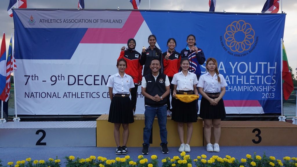 Atlet atletik nomor lompat tinggi galah, Maria Adriani Melabesy, meraih medali emas di SEA Youth Athletics Championships 2023 di Pathum Thani, Thailand, Kamis (7/12/2023). 