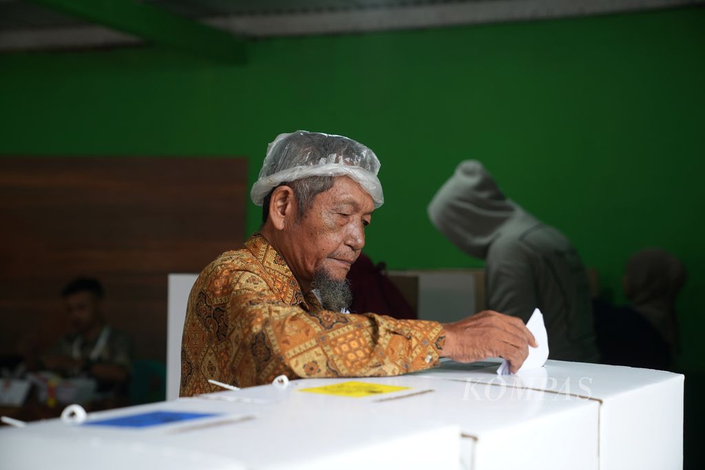Warga memasukkan surat suara dalam Pemilu 2024 di Tempat Pemungutan Suara (TPS) 16 di Kelurahan Cipinang Besar Utara, Jatinegara, Jakarta Timur, 14 Februari 2024. 