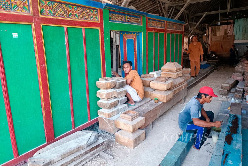 Dinding papan kayu dan pintu yang dijual salah satu pengepul rumah bekas joglo dan limasan di Kecamatan Sukolilo, Kabupaten Pati, Jawa Tengah, Kamis (13/6/2024).