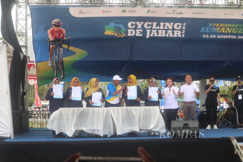 Sejumlah pelaku UMKM menandatangani akad kredit Bank BJB Mesra pada rangkaian acara Cycling de Jabar 2022 di Alun-alun Paamprokan, Kabupaten Pangandaran, Minggu, (28/8/2022).