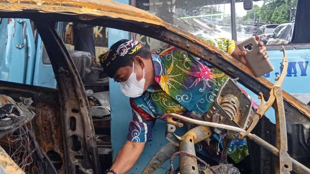 Gubernur Kalimantan Utara Zainal Arifin Paliwang mengecek mobil sedan yang mengalami kecelakaan tunggal di Senen, Jakarta Pusat, dan menewaskan putranya, Novandi Arya Kharizma, di Polres Metro Jakarta Pusat, Kamis (10/2/2022).