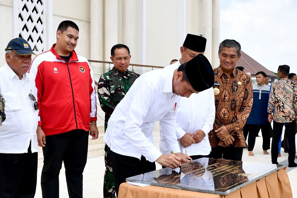 Sembari menunaikan shalat jumat, Presiden Joko Widodo meresmikan Masjid Agung Madaniyah, Karanganyar, Jawa Tengah, Jumat (8/3/2024).