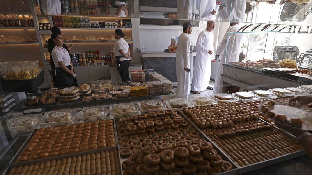 Toko manisan di Dubai, Uni Emirat Arab didatangi pembeli yang mempersiapkan makanan sahur dan buka puasa sebelum tarawih hari pertama pada Rabu (23/3/2023). Muslim di Timur Tengah berpuasa rata-rata selama 14 jam pada Ramadhan tahun ini