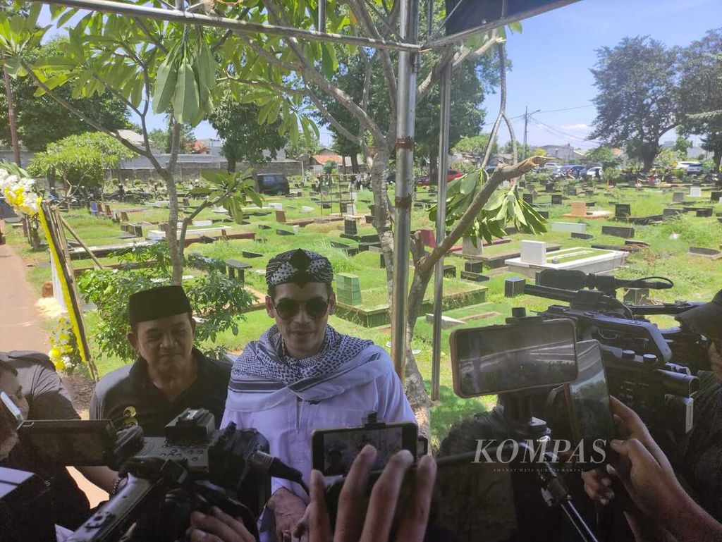 Atalarik Syach menyampaikan kenangan tentang Donny Kesuma seusai pemakaman sahabatnya itu di Jakarta, Rabu (20/3/2024).