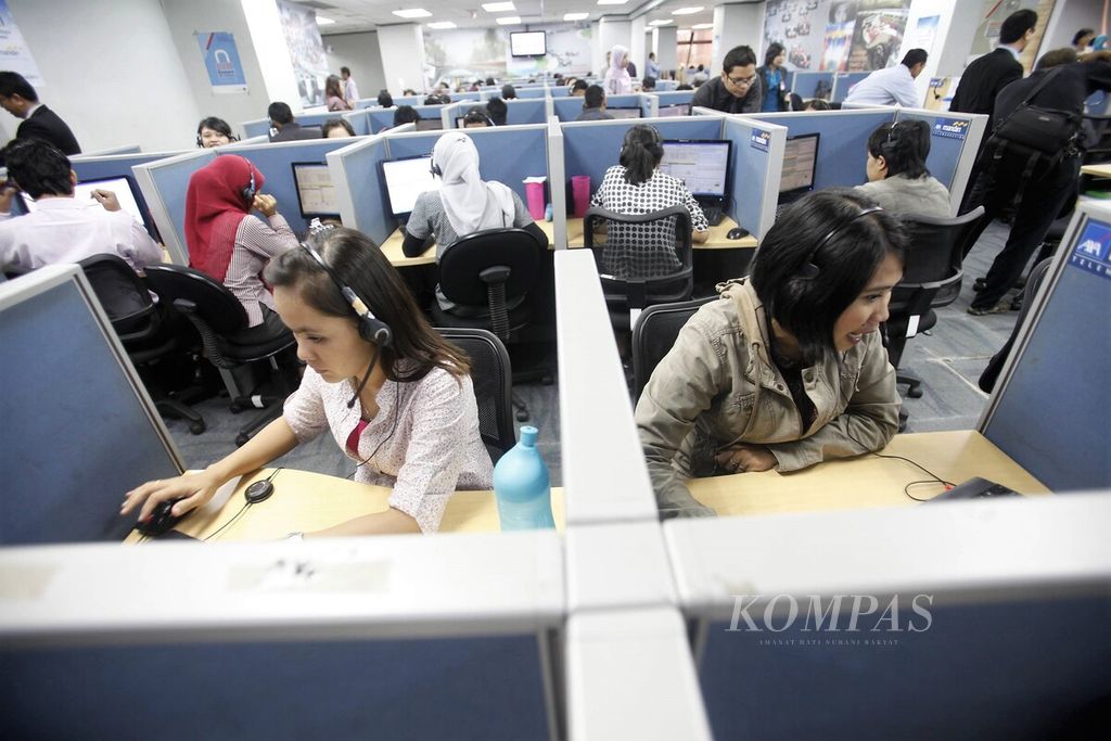 Aktivitas pekerja di dalam ruangan kantor perusahaan di DKI Jakarta.