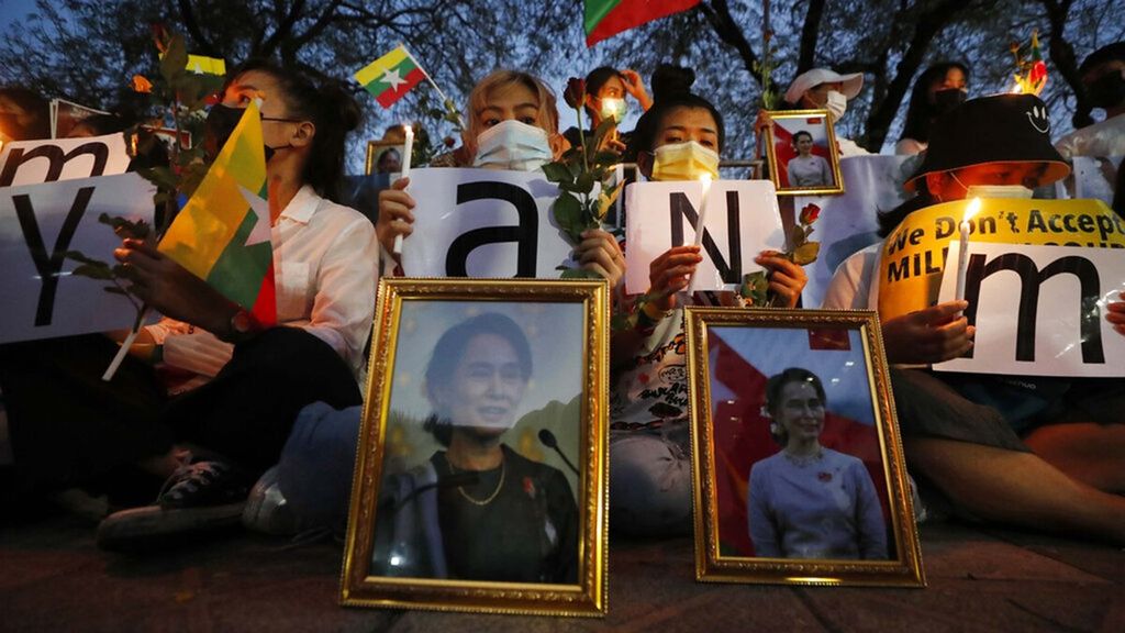 Potret pemimpin terguling Myanmar, Aung San Suu Kyi, yang kini menjadi tahanan militer menghiasi aksi solidaritas untuk menghormati para demonstran yang tewas selama aksi menentang kudeta militer di Myanmar.