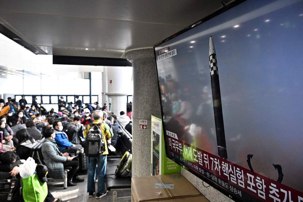 Penumpang di sebuah terminal feri duduk di dekat televisi yang menayangkan berita tentang uji rudal Korea Utara, di Pulau Ulleungdo, di Laut Timur atau yang dikenal sebagai Laut Jepang, 3 November 2022. 