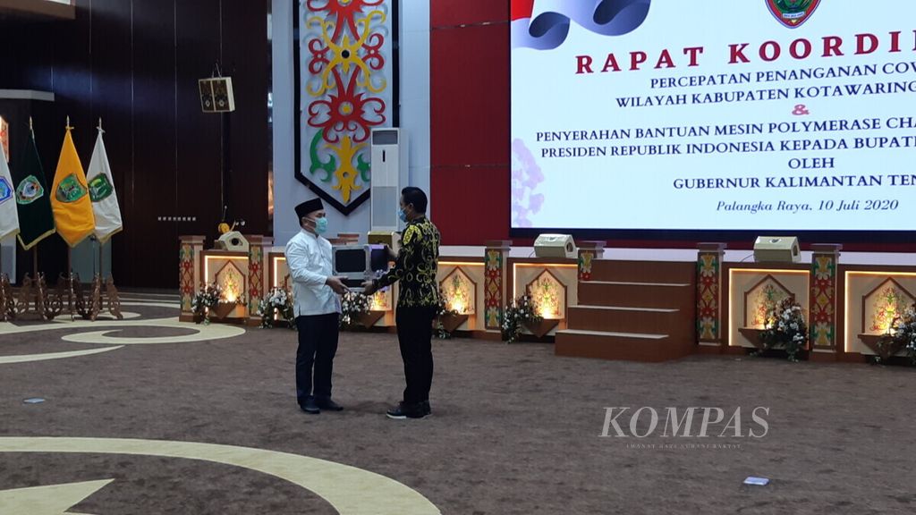 Gubernur Kalteng Sugianto Sabran memberikan alat PCR kepada Bupati Kotawaringin Timur Supian Hadi di Palangkaraya, Jumat (10/7/2020).