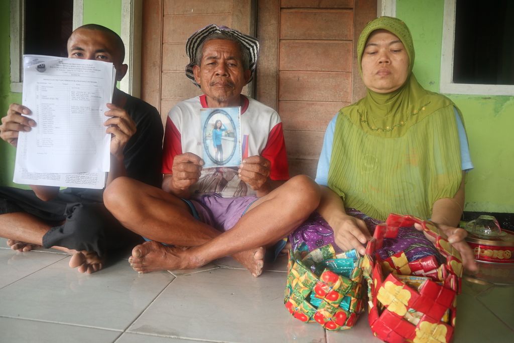 Ilustrasi. Keluarga menunjukkan foto Nenah, pekerja migran Indonesia asal Majalengka, Jawa Barat, di rumahnya di Desa Ranji Wetan, Majalengka, Senin (24/5/2021). Nenah terancam hukuman mati di Arab karena dituduh membunuh sopir majikannya.