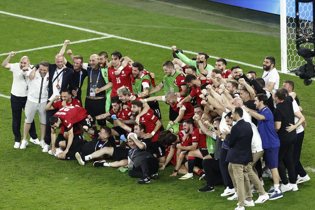 Skuad Georgia merayakan keberhasilan mengalahkan Portugal, 2-0, pada laga Grup F Piala Eropa 2024 di Gelsenkirchen, Jerman, Kamis (27/6/2024) dini hari WIB. Georgia membuat kejutan dengan lolos ke babak 16 besar.