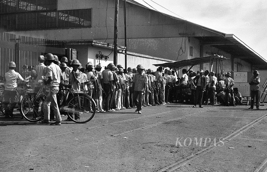 Suasana Pelabuhan Tanjung Priok, Senin (2/5/1977), tidak seperti biasanya, tidak ada kegiatan karena pekerja mengikuti pemilu. Tampak pekerja yang masuk langsung menuju tempat pemilihan. Walaupun hari itu bukanlah hari libur, roda perekonomian di Jakarta boleh dikatakan terhenti.