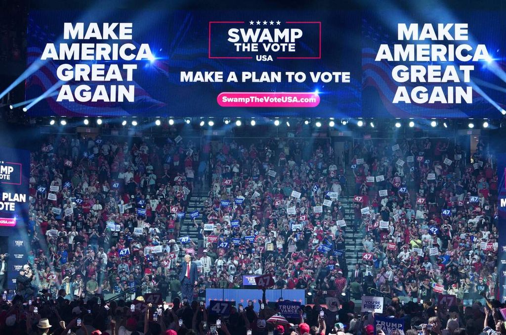 Mantan presiden dan kandidat presiden Amerika Serikat dari Partai Republik, Donald Trump, meninggalkan kampanye di Diamond Arena, Negara Bagian Arizona, Jumat (23/8/2024). Trump mendapat angin segar dukungan dari Robert Kennedy Junior yang mundur dari calon independen dan kini mendukung Trump. 