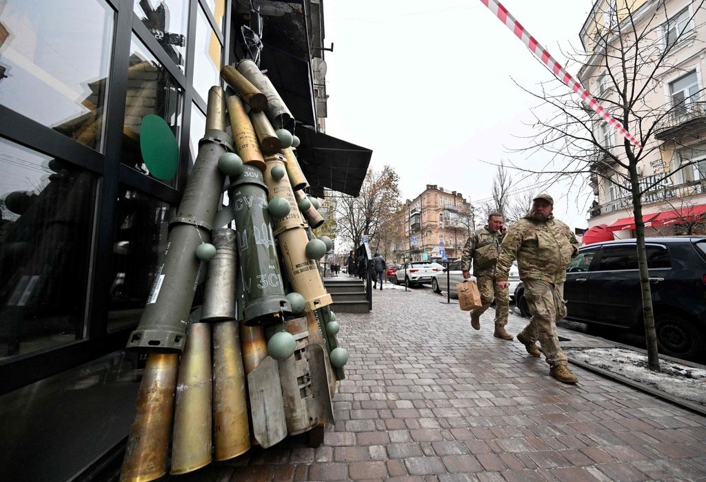 Hiasan Natal dari aneka selongsong peluru dan rudal di Kyiv, Ukraina, pada Senin (18/12/2023). Ukraina frustrasi karena bantuan dari Amerika Serikat dan Uni Eropa tidak jelas kelanjutannya.
