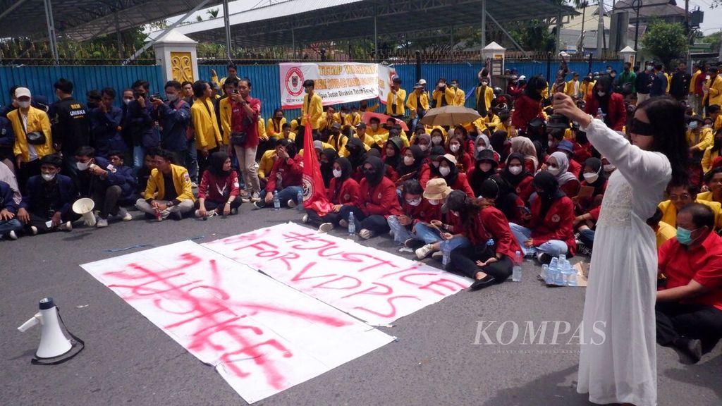 Mahasiswa Universitas Lambung Mangkurat menggelar aksi teatrikal di depan Gedung Kejaksaan Tinggi Kalimantan Selatan di Banjarmasin, Kamis (27/1/2022). Aksi itu sebagai bentuk solidaritas mahasiswa kepada seorang rekan mereka yang menjadi korban pemerkosaan polisi. 