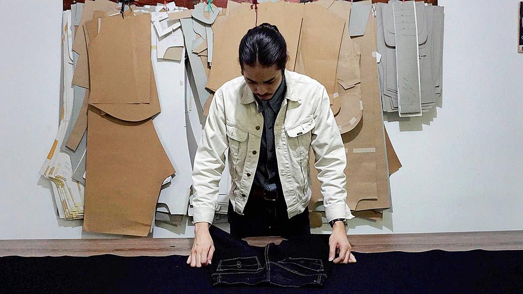 Ahmad Hadiwijaya menunjukkan komponen jins dan bahan-bahan dasar dari Oldblue di tempat produksinya di daerah Kebayoran Lama, Jakarta Selatan, November 2017. Komponen jins tersebut antara lain paku keling, jahitan ganda pada saku belakang, jahitan sabuk, dan penanda merek.