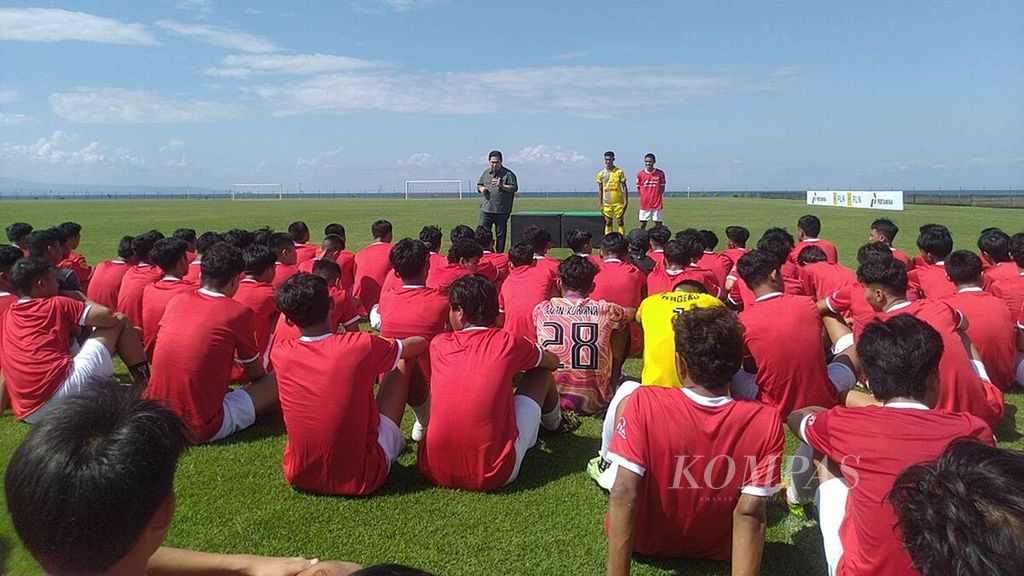 Ketua Umum PSSI Erick Thohir (berdiri, kiri) memberikan arahan dan menyemangati para peserta seleksi pencarian bakat pemain muda di pusat pelatihan klub Bali United di Gianyar, Bali, Minggu (16/7/2023).
