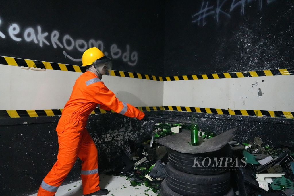 Seorang perempuan melampiaskan amarahnya dengan memecahkan botol di Breakroom, Kota Bandung, Jawa Barat, Rabu (31/7/2024). Perempuan asal Surabaya, Jawa Timur ini merasa plong saat memecahkan botol sebagai pelampiasan amarahnya setelah putus cinta. 