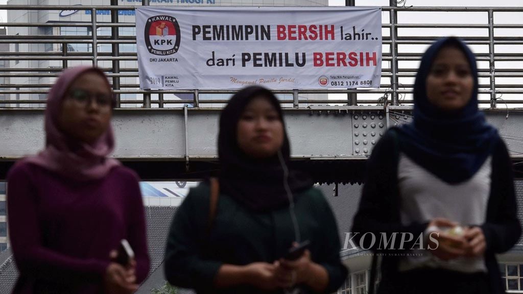 Spanduk bertuliskan Pemimpin Bersih Lahir dari Pemilu Bersih terpampang di jembatan penyeberangan di Jalan Medan Merdeka Barat, Jakarta Pusat, awal Maret 2019. 