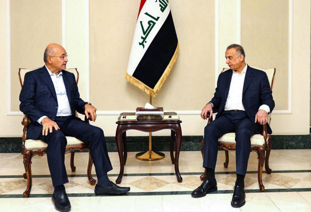 PM Irak Mustafa al-Kadhimi (kanan) bertemu dengan Presiden Irak Barham Salih di Baghdad, Irak, 7 November 2021, beberapa jam setelah kediaman Kadhimi diserang dengan pesawat nirawak. 