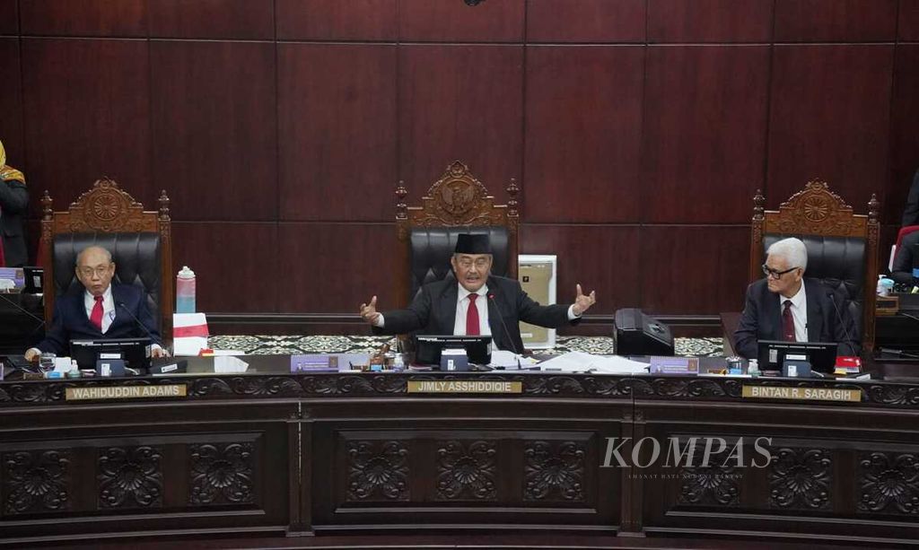Ketua MKMK Jimly Asshiddiqie dalam sidang pengucapan putusan dugaan pelanggaran etik hakim MK di Gedung MK, Jakarta, Selasa (7/11/2023). Dalam sidang itu, Jimly didamping dua anggota MKMK lainnya, yakni Wahiduddin Adams dan Bintan Saragih.