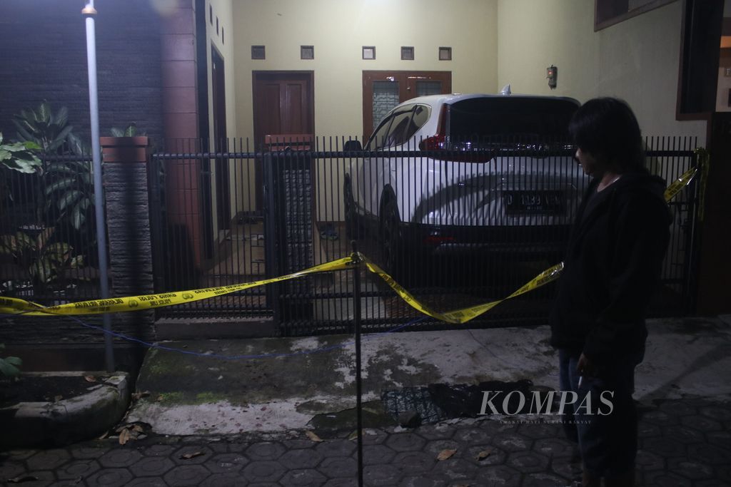Salah seorang warga menunjukkan lokasi kejadian pembacokan Ketua Komisi Yudisial periode 2018-2020 Jaja Ahmad Jayus yang telah dipasangi garis polisi di salah satu perumahan di Kecamatan Bojongsoang, Kabupaten Bandung, Jawa Barat, Selasa (28/3/2023).