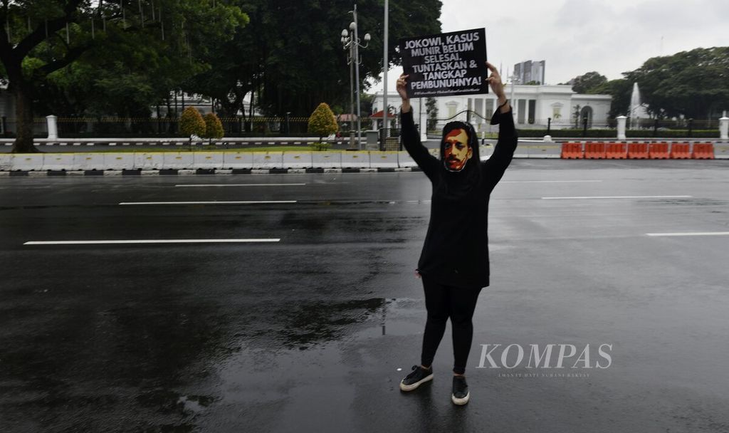 Sukarelawan Jaringan Solidaritas Korban untuk Keadilan (JSKK) dan Jaringan Muda Setara menggelar Aksi Kamisan di depan Istana Merdeka, Jakarta, Kamis (8/9/2022). 