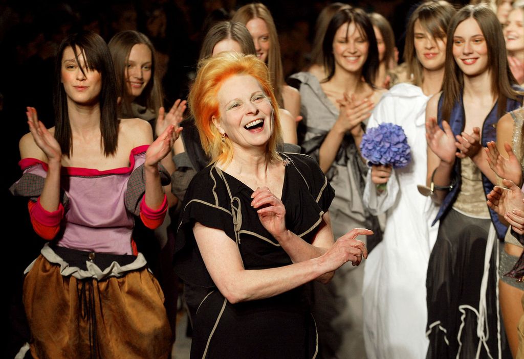 Desainer Inggris, Vivienne Westwood, mengapresiasi penonton setelah pertunjukan koleksi pakaian siap pakai musim semi/musim panas 2003 di Paris, Perancis, pada 7 Oktober 2002. Westwood meninggal di London pada 29 Desember 2022 dalam usia 81 tahun.
