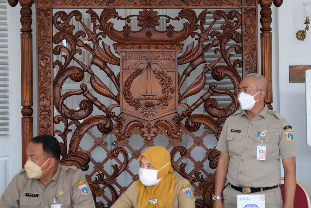 Petugas pelayanan menunggu warga yang akan melakukan pengaduan di pendopo Balai Kota DKI Jakarta, Selasa (18/10/2022). 