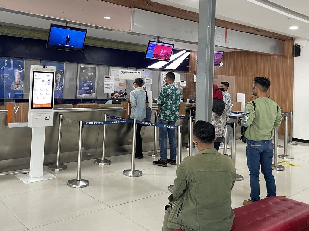Para calon penumpang mengantre untuk membeli tiket secara langsung di loket yang tersedia di Stasiun Pasar Senen, Jakarta Pusat, Senin (3/4/2023).