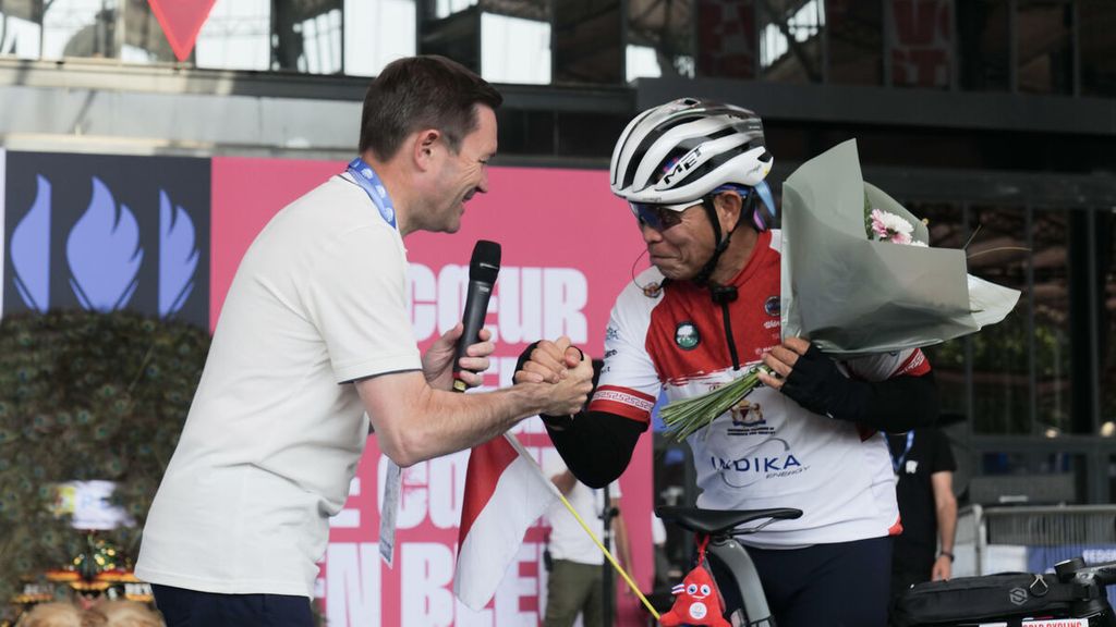 Royke bersama Presiden Komite Olimpiade (NOC) David Lappartient saat di tempat finis di Club France, Grande Halle de la Villete, Paris, Senin (29/7/2024).