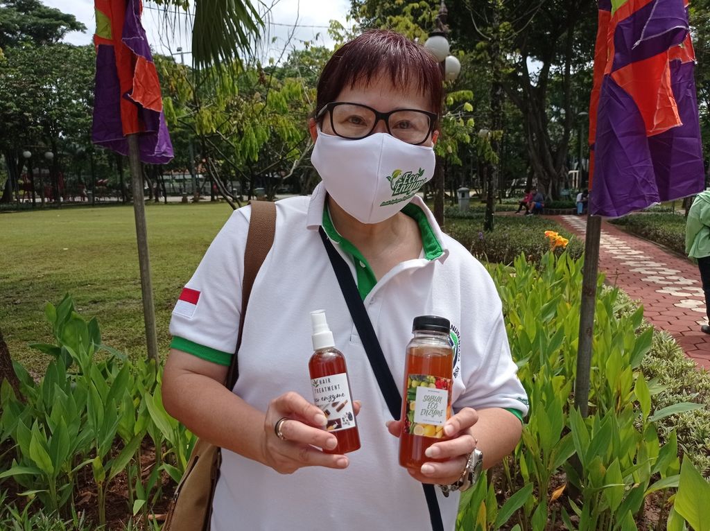 Liana (51), pegiat Eco Enzyme Nusantara dari Kalideres, Jakarta Barat, ditemui ketika kampanye <i>eco-enzyme</i> di Taman Menteng, Jakarta Pusat, Minggu (23/1/2022).